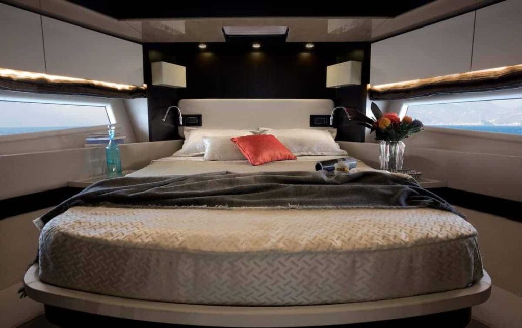 Azimut-66-yacht-charter-VIP-Personalizado.jpg