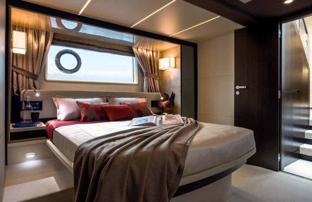 Azimut-66-yacht-charter-master-Personalizado.jpg