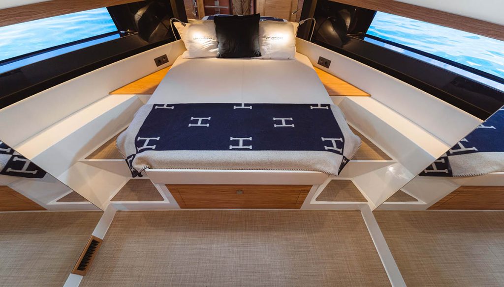 DeAntonioYachts_D50_35-EFEFE.jpg
