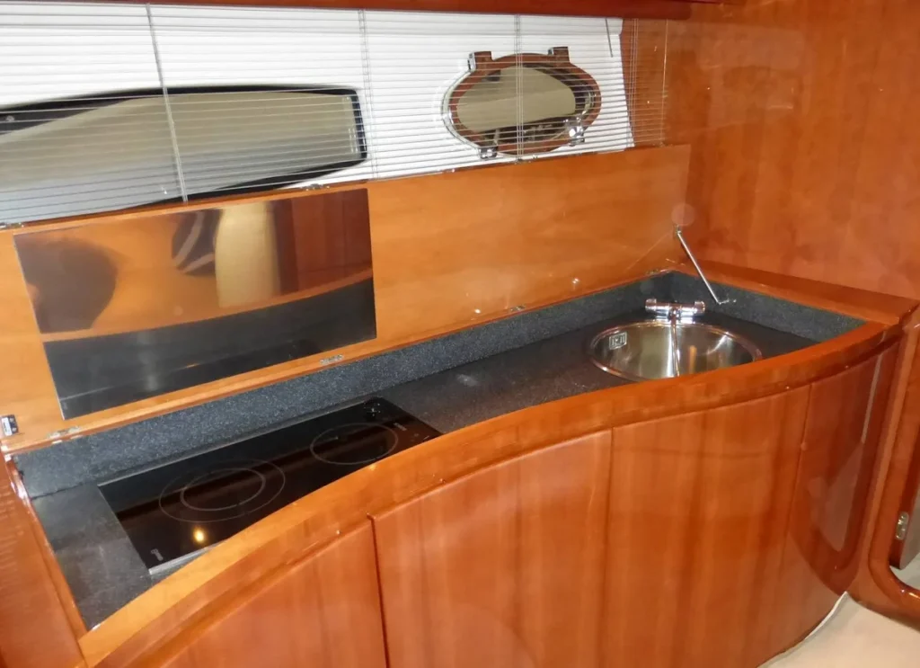 Pershing 43 Nina INTERIOR-4
