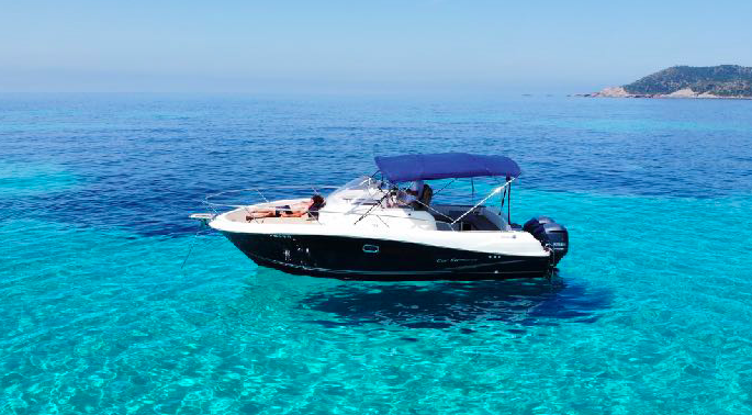 Lancha Motora Monocasco con cabina Jeanneau Cap Camarat 8.5 Calenta de alquiler Day Charter en Ibiza