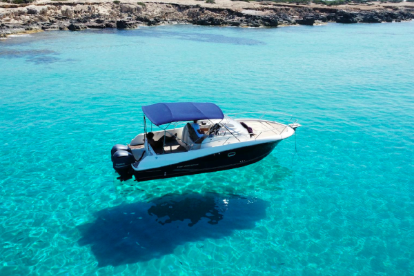 Lancha Motora Monocasco con cabina Jeanneau Cap Camarat 8.5 Calenta de alquiler Day Charter en Ibiza