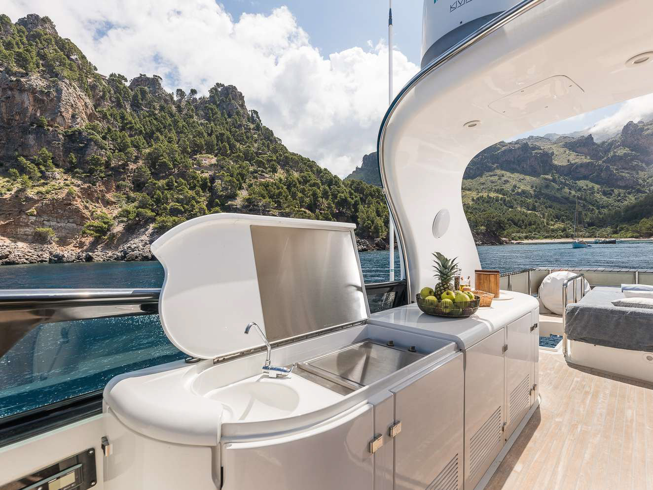 Yate de casi 30 metros para unas vacaciones de verdadero lujo en barco en Ibiza.