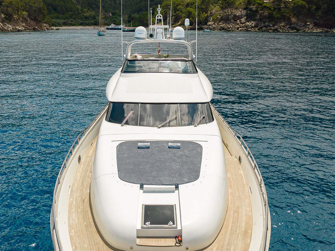 Yate de casi 30 metros para unas vacaciones de verdadero lujo en barco en Ibiza.