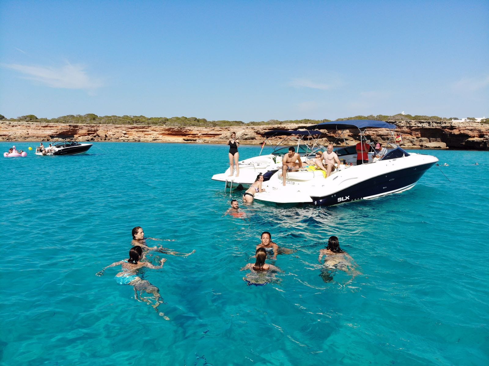 Lancha Monocasco de alquiler en Ibiza para Day Charter con Patrón SEA RAY 290