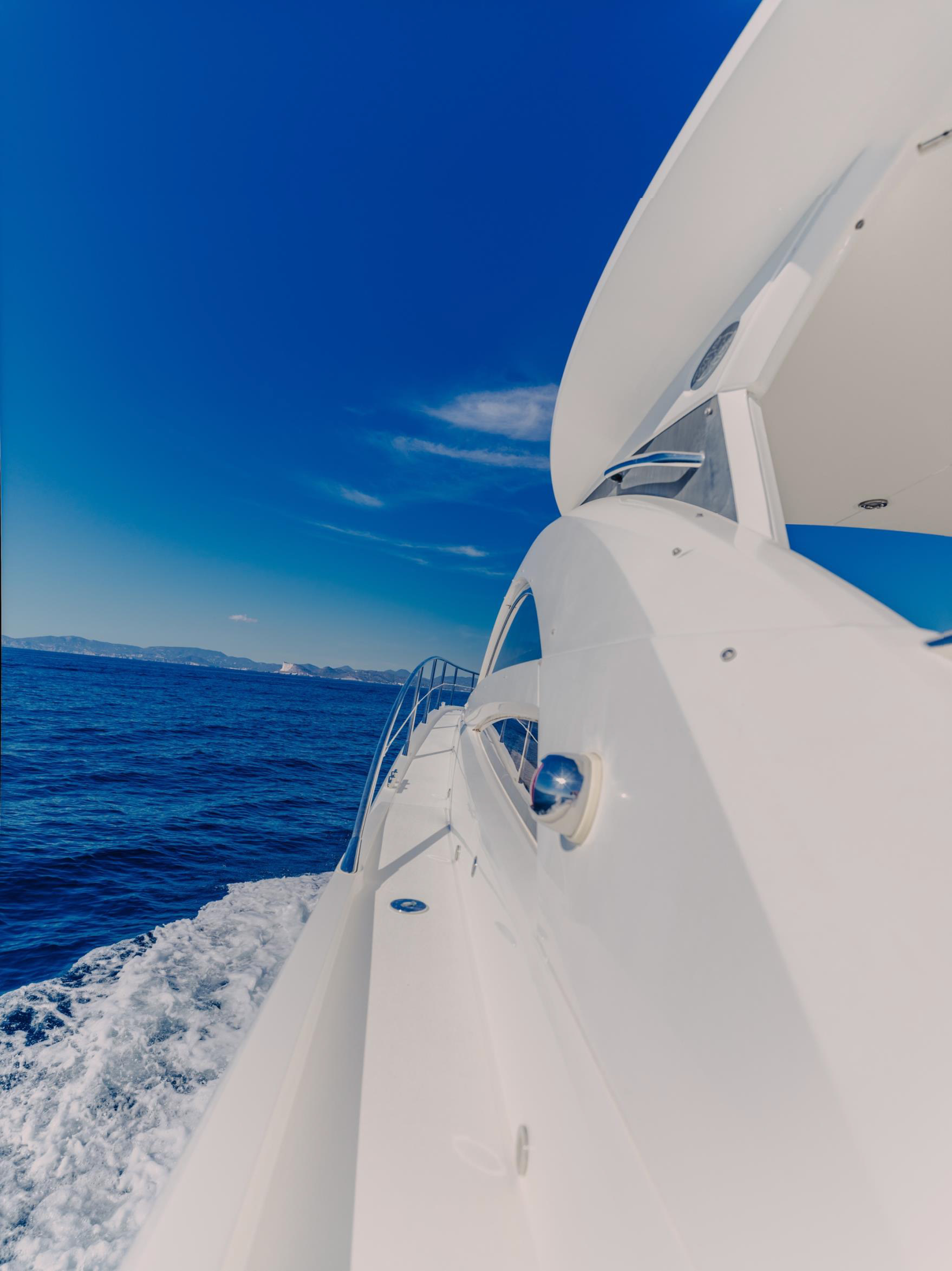 Barco yate motor con 3 cabinas para dormir a bordo de vacaciones en Ibiza Sunseeker Portofino 53