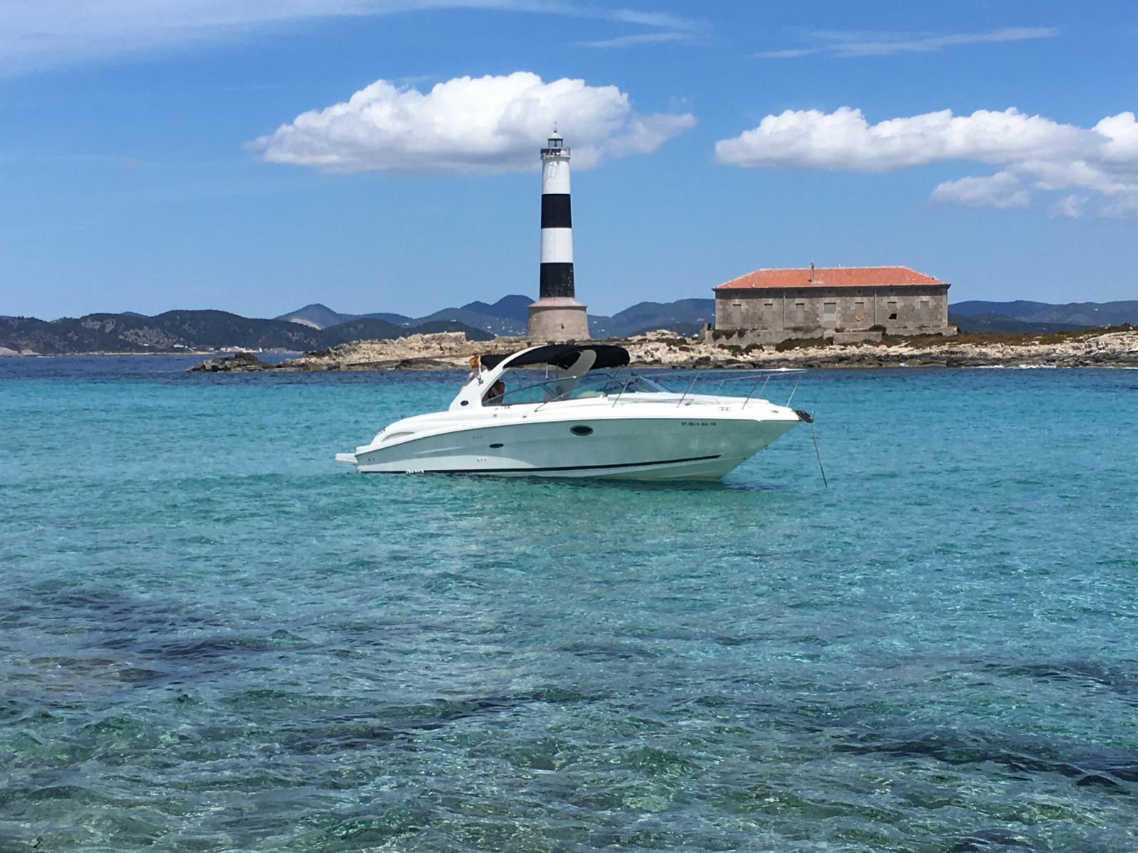 Lancha Monocasco Sea Ray 290 Super Sport con una cabina de alquiler en Ibiza con patrón