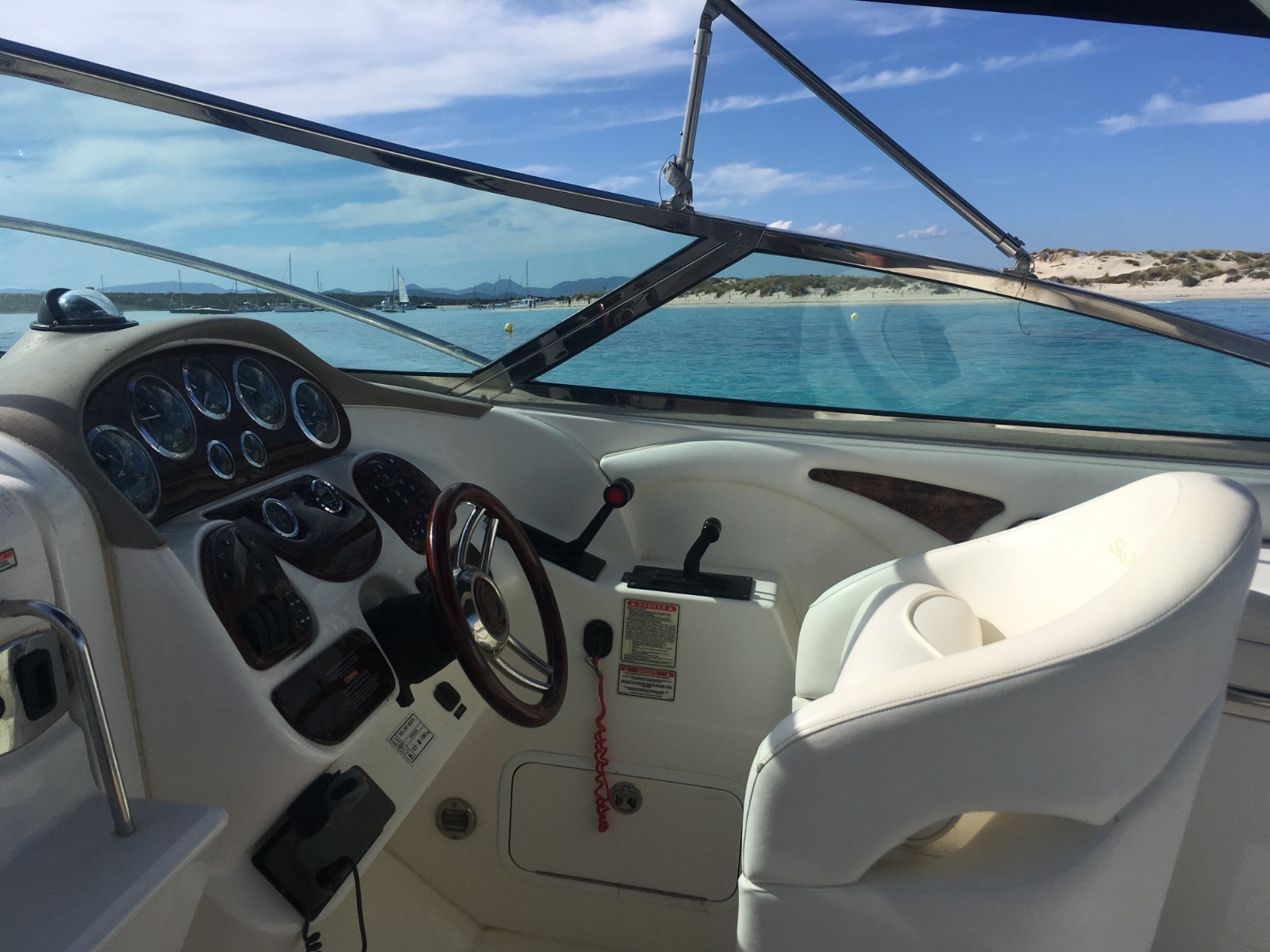 Lancha Monocasco Sea Ray 290 Super Sport con una cabina de alquiler en Ibiza con patrón