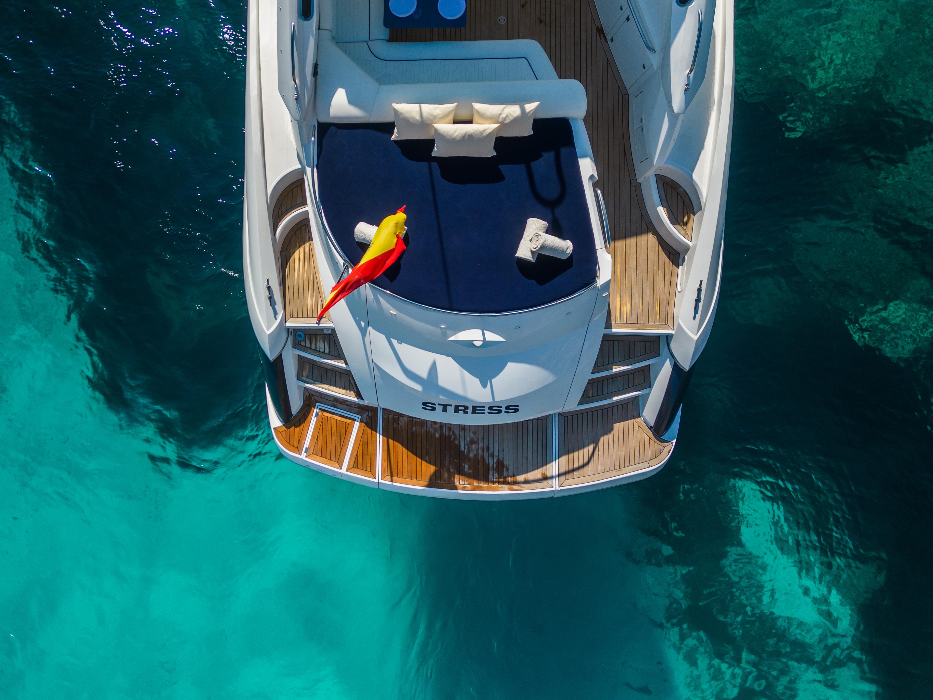 Yate de 3 camarotes para dormir a bordo en Ibiza Sunseeker Portofino 53 Stress