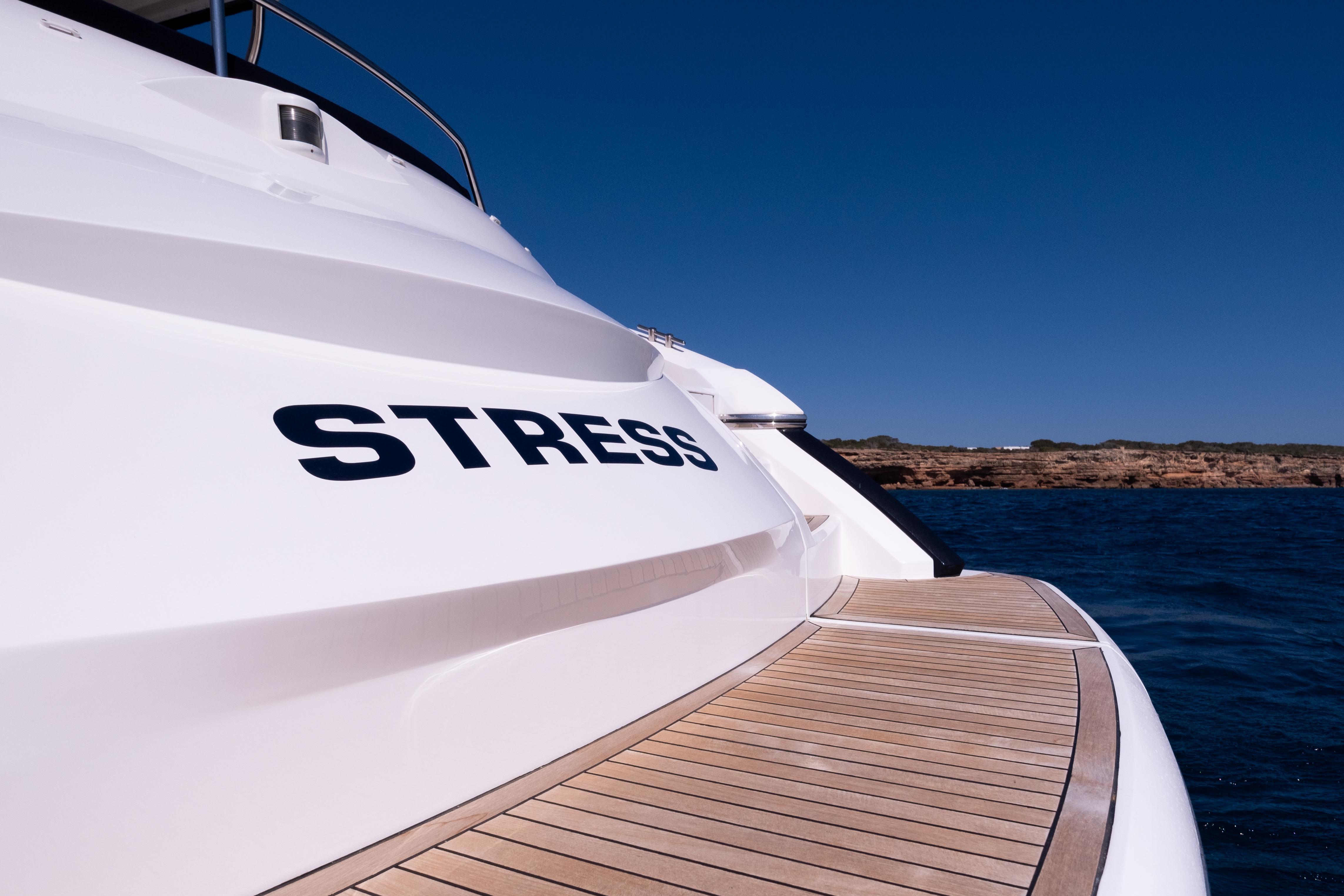 Yate de 3 camarotes para dormir a bordo en Ibiza Sunseeker Portofino 53 Stress